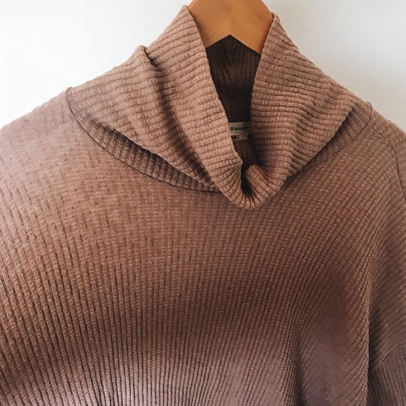 Turtle neck, soft pink top! - Picture 2 of 4